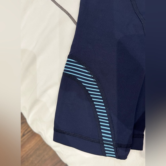 Lululemon crop short below knee length size 2 - Picture 2 of 3